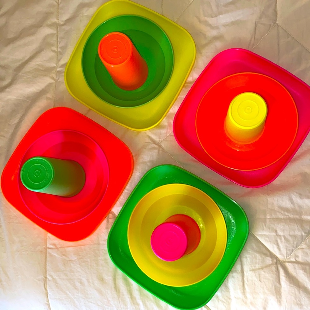 Vintage Tupperware set 4 plates, cups, bowls